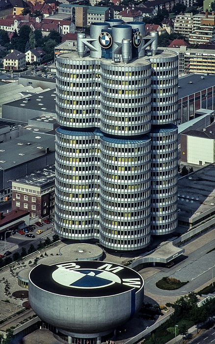 Blick vom Olympiaturm: BMW-Hochhaus und BMW-Museum, BMW-Werkshallen München 1982