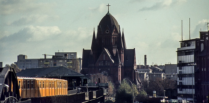 Kreuzberg (Blick vom U-Bahnhof Möckernbrücke): Viadukt der Linie U1, U-Bahnhof Hallesches Tor, Heilig-Kreuz-Kirche Berlin 1983
