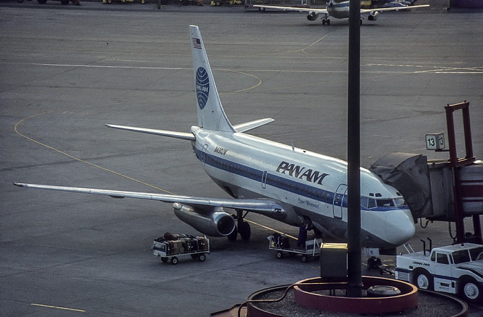 Flughafen Tegel: Boeing 737 Clipper Wilmersdorf von Pan Am (N4902W) Berlin 1983