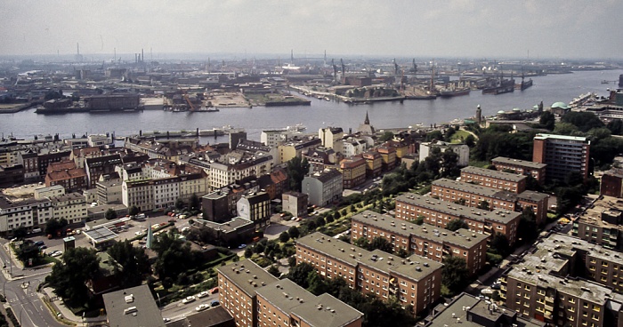 Blick vom Turm der St.-Michaelis-Kirche (Michel): Elbe und Hafen Hamburg 1984