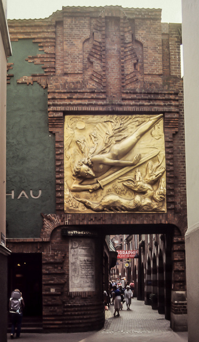 Eingang zur Böttcherstraße: Fassadenrelief Lichtbringer Bremen