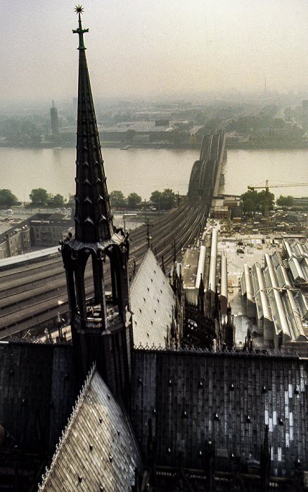 Blick vom Kölner Dom: Hauptbahnhof, Hohenzollernbrücke, Rhein, Rheinhallen Köln 1984