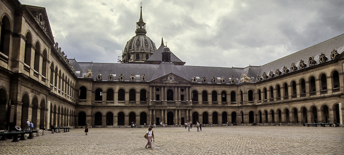 Hôtel des Invalides: Cour d’Honneur (Ehrenhof) und Saint-Louis-des-Invalides (Soldatenkirche) Paris 1985