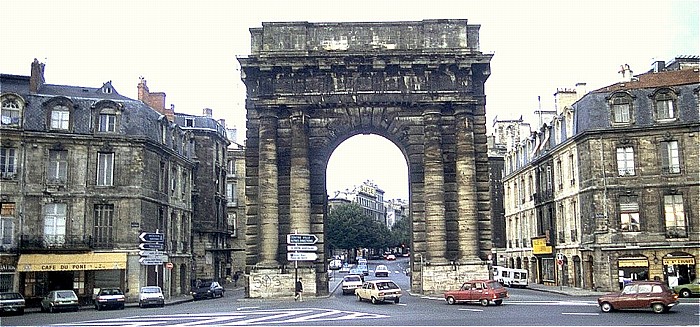 Place de Bir-Harkeim mit Porte de la Salinière Bordeaux