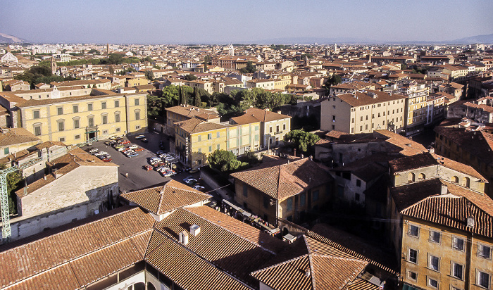 Piazza dei Miracoli (Platz der Wunder): Blick vom Schiefen Turm (Campanile) Pisa