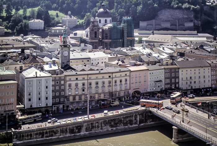 Blick vom Kapuzinerberg: Altstadt mit Rathaus Salzburg und Kollegienkirche Salzburg 1985