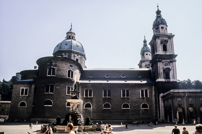 Altstadt: Residenzplatz mit Residenzbrunnen und Salzburger Dom Salzburg 1985
