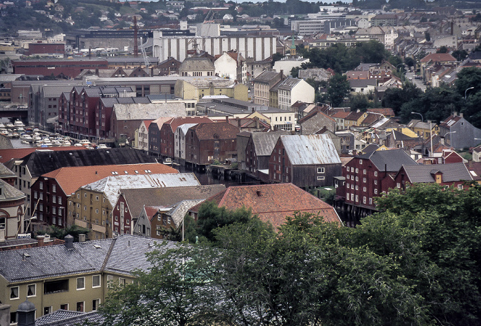 Trondheim Blick von der Festung Kristiansten: Nidelva mit alten Lagerhäusern