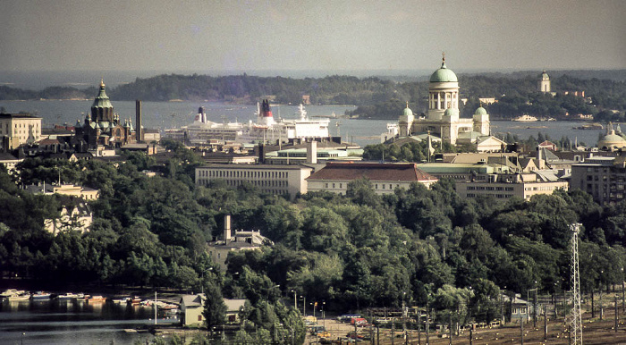 Blick vom Turm des Olympiastadions: Uspenski-Kathedrale (Uspenskin katedraali) (links), Dom von Helsinki (Helsingin tuomiokirkko / Suurkirkko)