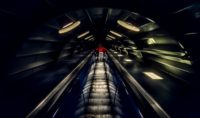 Brüssel Atomium: Rolltreppe in einer der Sphähren-Verbindungsrohre