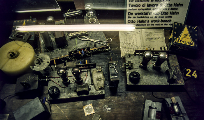 Brüssel Atomium: Nachgebauter Arbeitstisch von Otto Hahn (zur Entdeckung der Kernspaltung)