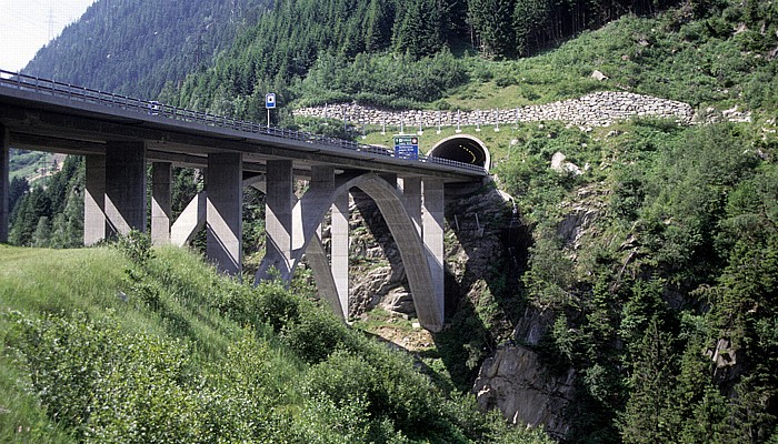 Tal der Reuss zwischen Wassen und Göschenen: Gotthardautobahn A2 Uri
