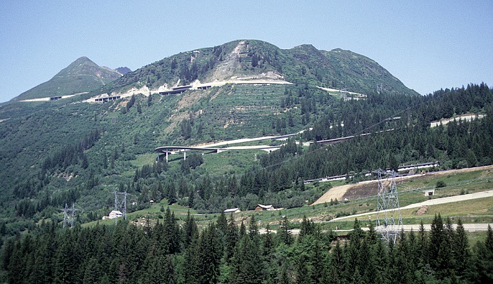 Blick vom Valle Leventina zur Gotthardpass-Straße Tessin