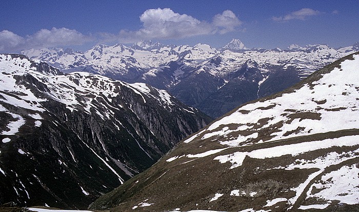 Tessin Blick vom Nufenenpass auf die Urner Alpen