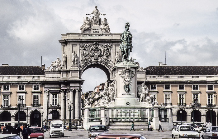 Baixa: Pra Praça do Comércio (Handelsplatz) mit dem Denkmal Dom José I Lissabon 1988