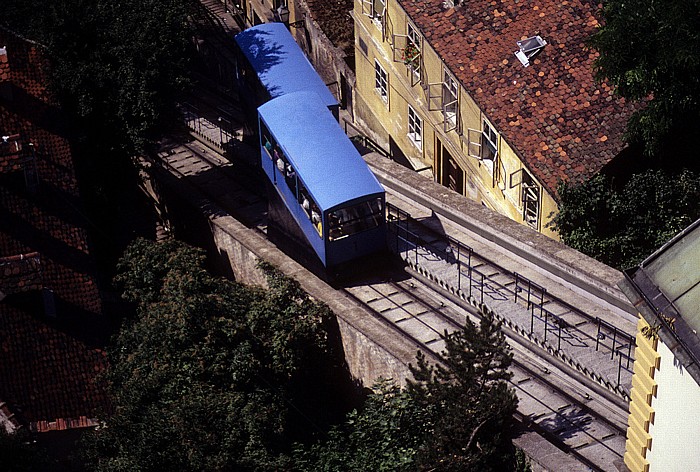 Zagreb Blick vom Lotrscak-Turm: Zahnradbahn zwischen Unterstadt und Oberstadt