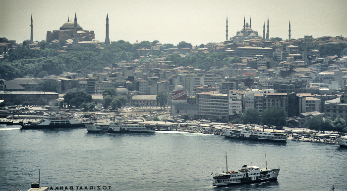 Blick vom Galataturm: Goldenes Horn und Fatih mit Hagia Sophia (links) und Blaue Moschee (Sultan-Ahmed-Moschee) Istanbul 1988