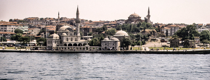 Bosporus, Üsküdar mit der Şemsi-Paşa-Moschee (vorne) und der Rum-Mehmet-Paşa-Moschee Istanbul 1988