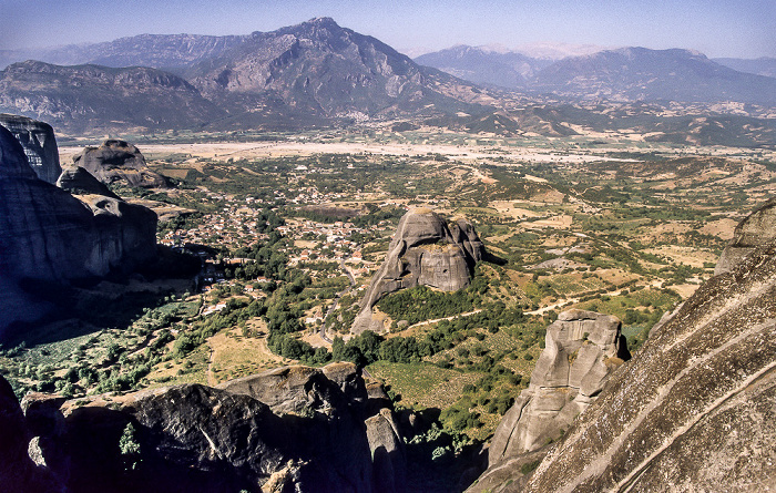 Blick vom Kloster Metamórphosis (Megálo Metéoro): Metéora-Felsen am Rande der thessalischen Ebene