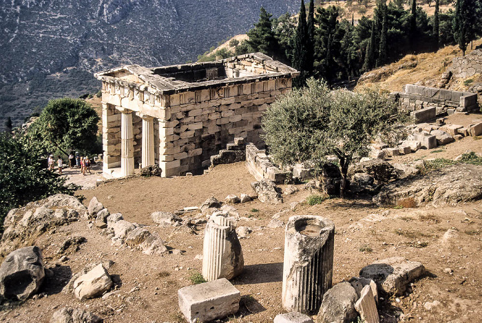 Heiliger Bezirk von Delphi: Schatzhaus der Athener Tal des Xeropotamos (Pleistos)