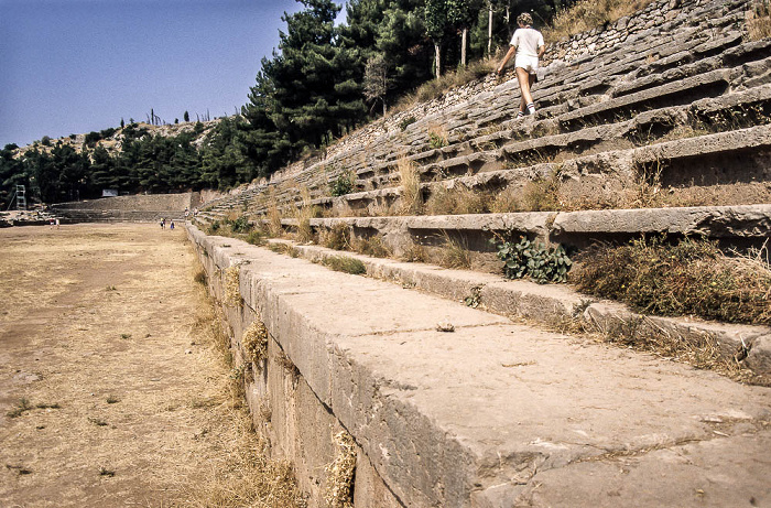 Stadion: Zuschauertribüne - 12 Stufenreihen für rund 7000 Zuschauer Delphi