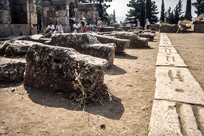 Stadion: Start und Ziel - Marmorplatten mit Rillen Delphi