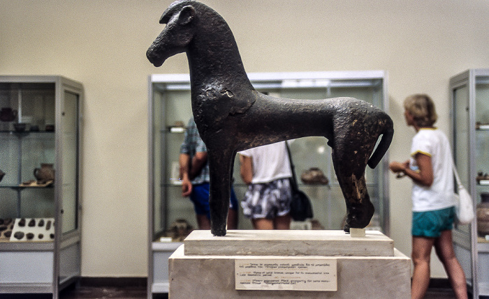 Archäologisches Museum Olympia: Skulptur eines Pferdes (früharchaische Bronzeplastik) Olympia