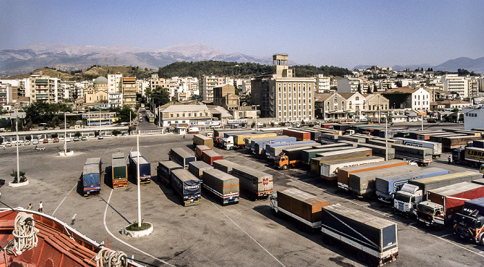 Blick von der Fähre Patras - Brindisi: Hafen Patras