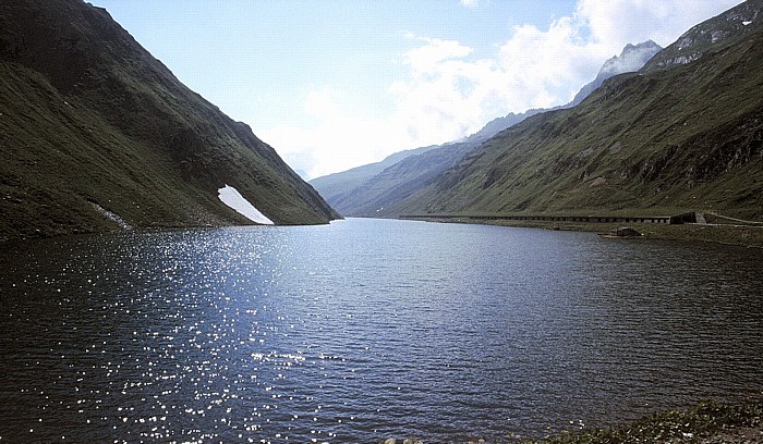 Blick aus der Furka-Oberalp-Bahn: Oberalpsee am Oberalppass Uri