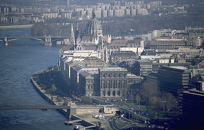 Budapest Pester Donauufer mit dem Parlamentsgebäude Akademie der Wissenschaften Kettenbrücke Margaretenbrücke Margareteninsel