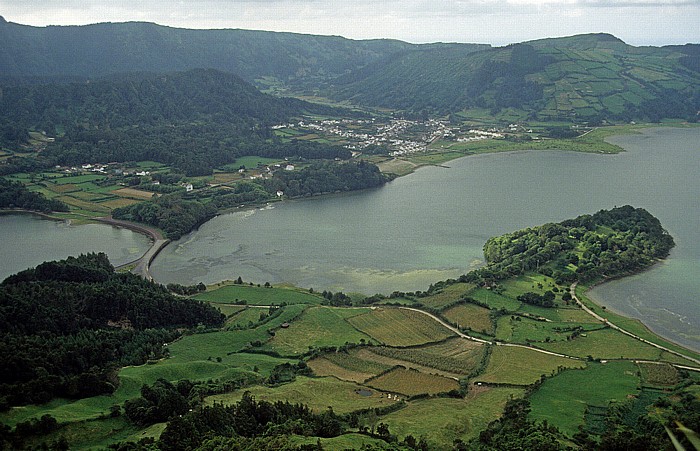 Caldeira das Sete Cidades Lagoa Verde (links) und Lagoa Azul, Sete Cidades