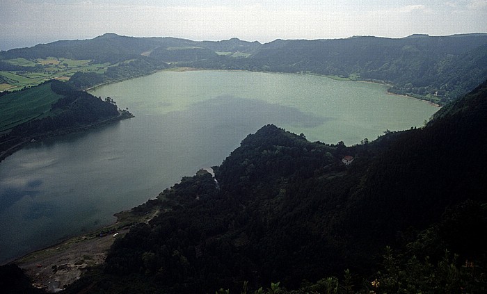 Blick vom Pico do Ferro: Lagoa das Furnas