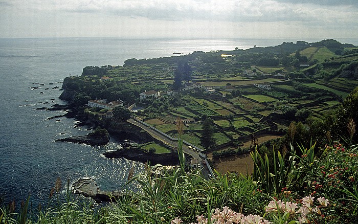 Blick vom Miradouro do Pisão: Südküste São Miguel