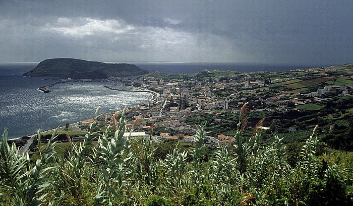 Horta Blick vom Espalamaca-Felsen Hafen Monte da Guia Monte Queimado
