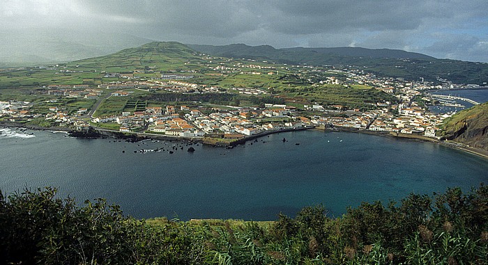 Horta Blick vom Monte da Guia: Bucht von Porto Pim Hafen Monte Queimado