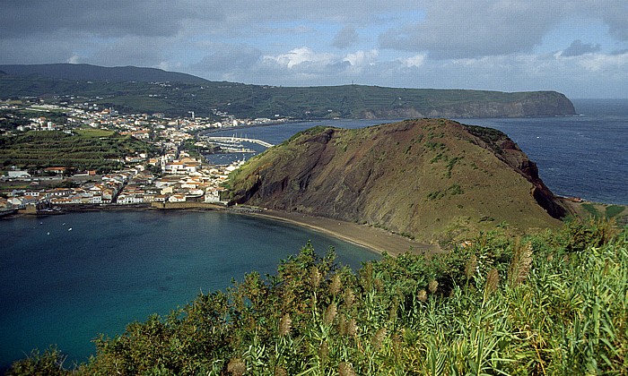 Blick vom Monte da Guia: Bucht von Porto Pim, Horta, Hafen, Monte Queimado, Canal do Faial (Atlantik) Espalamaca-Felsen