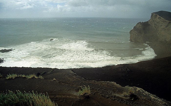 Blick aus dem Farol da Ponta dos Capelinhos (ehem. Leuchtturm): Atlantik Ponta dos Capelinhos