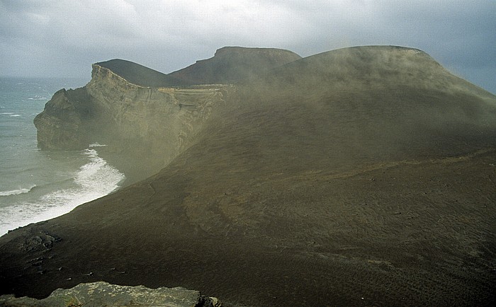 Blick aus dem Farol da Ponta dos Capelinhos (ehem. Leuchtturm): Atlantik, Vulcão dos Capelinhos Ponta dos Capelinhos