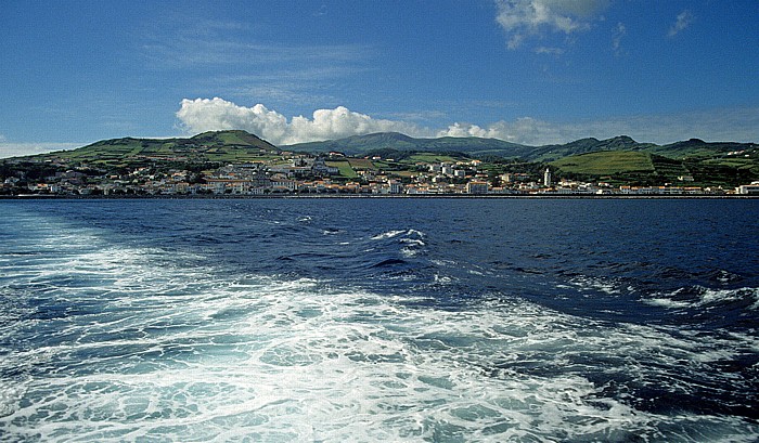 Canal do Faial Fähre Horta - Madalena: Blick auf Faial mit Horta