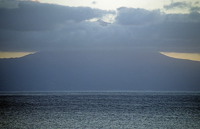 Blick von der Südküste: Canal de São Jorge (Atlantik), Pico mit dem Ponta do Pico São Jorge