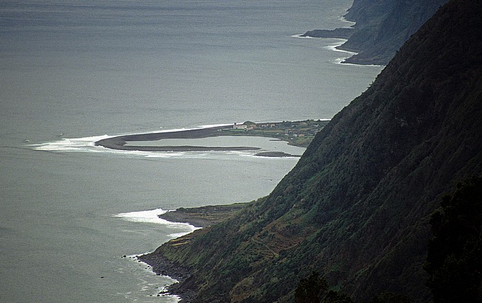 São Jorge Nordküste mit Fajã da Caldeira de Santo Cristo, Atlantik