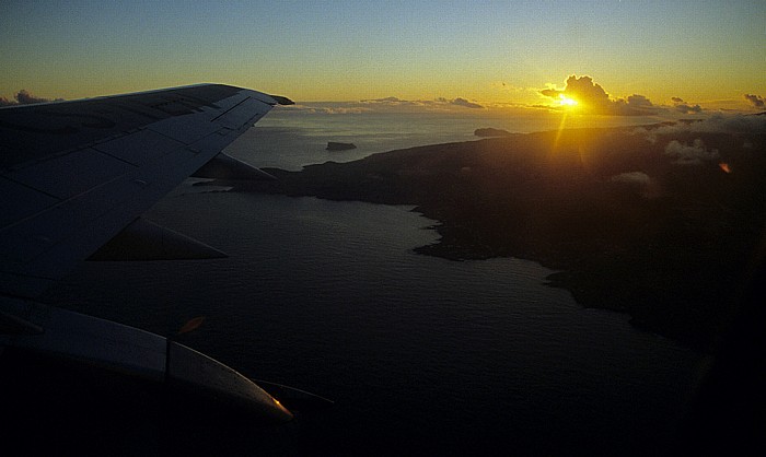 Terceira Atlantik, Ost- und Südküste: Ponta das Contendas, Ilhéus das Cabras und Monte Brasil Ostküste Luftbild aerial photo