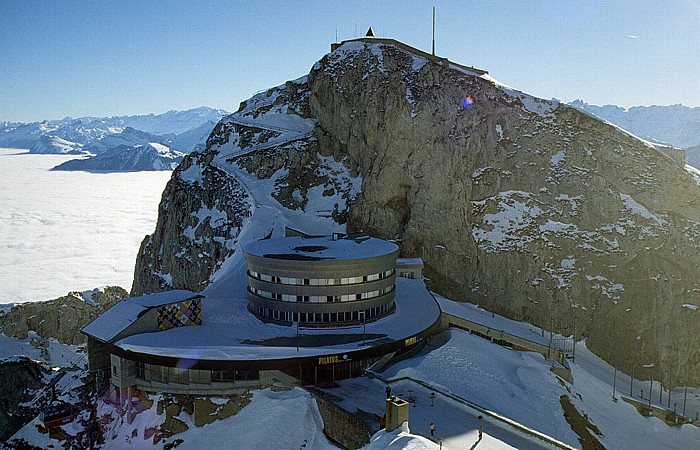 Gipfel mit den Bergstationen der Luftseilbahn (links) und der Zahnradbahn Pilatus