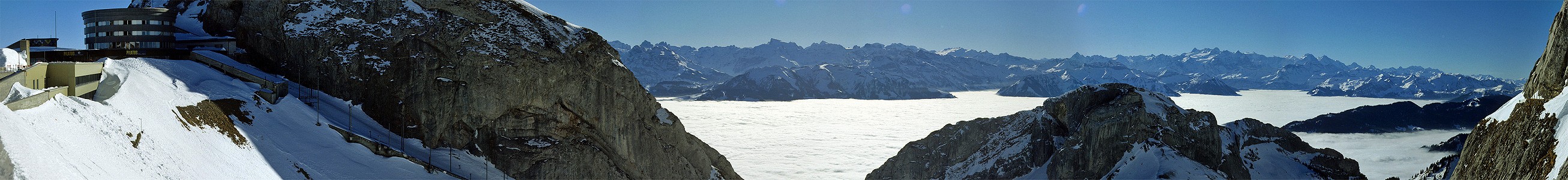 Gipfelhotel und Bergstation der Zahnradbahn, Wolkenmeer über dem Vierwaldstätter See Pilatus