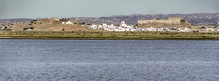 Río Guadiana, Castro Marim mit dem Forte de São Sebastião (links) und dem Castelo de Castro Marim Vila Real de Santo António