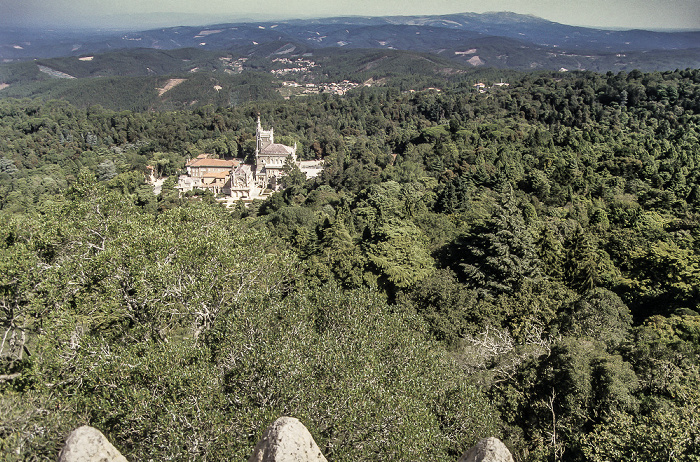 Blick vom Miradouro da Cruz Alta: Mata Nacional do Buçaco, Palácio Hotel do Buçaco Serra do Buçaco