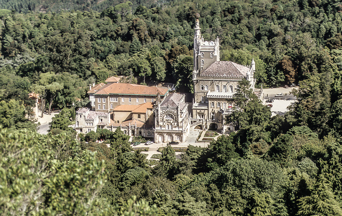 Blick vom Miradouro da Cruz Alta: Mata Nacional do Buçaco, Palácio Hotel do Buçaco Serra do Buçaco