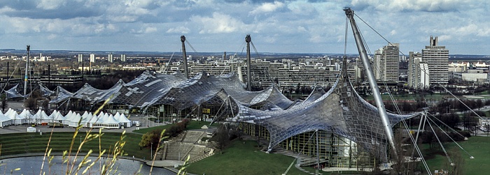 Blick vom Olympiaberg: Olympiapark mit Olympiahalle und Olympiaschwimmhalle München 1992