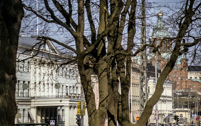 Helsinki Rathaus (links), Uspenski-Kathedrale (rechts) Helsingin kaupungintalo