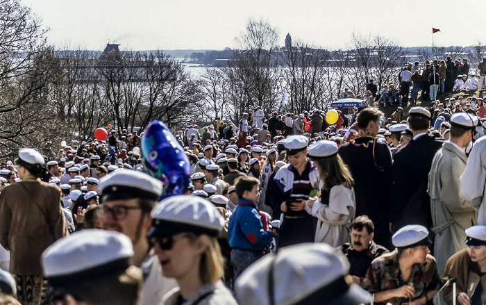 Helsinki Park Kaivopuisto (Kaivari / Brunnsparken): Vappu Suomenlinna